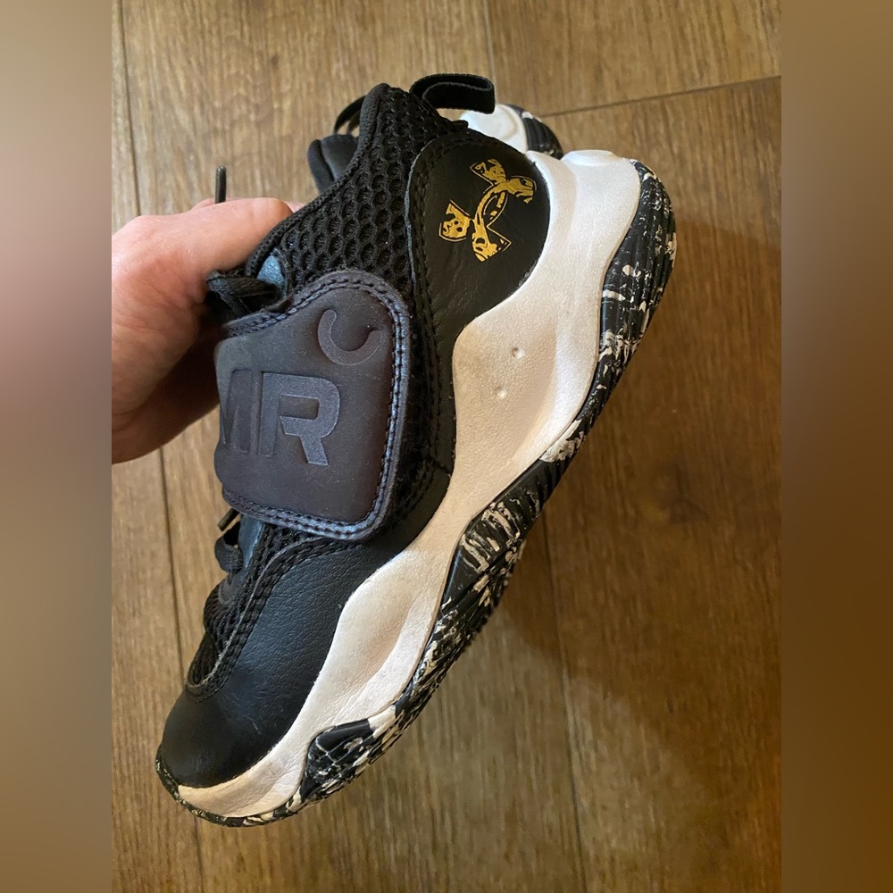 Boy’s Under Armour shoes *worn once for practice*